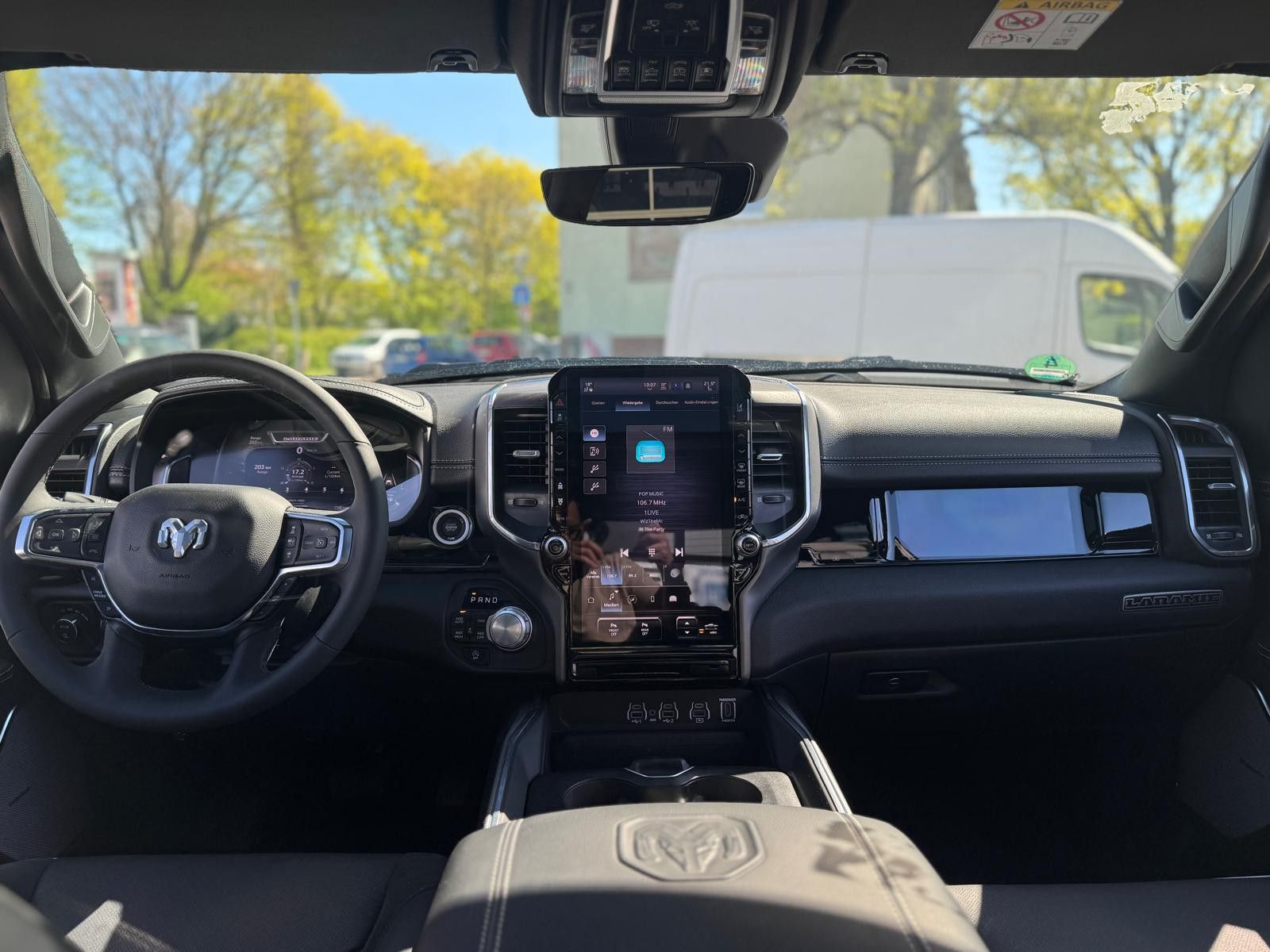 Dodge RAM Laramie Night + Luftfederung + elektr. Tritt