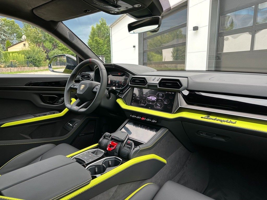 Lamborghini Urus - Samsaru's Car Outlet