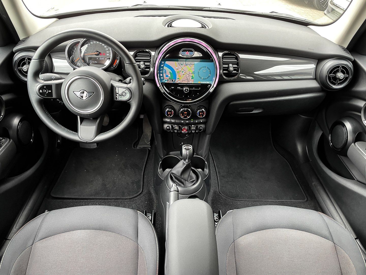 MINI Cooper Essential Trim 5-Türer - Samsaru's Car Outlet