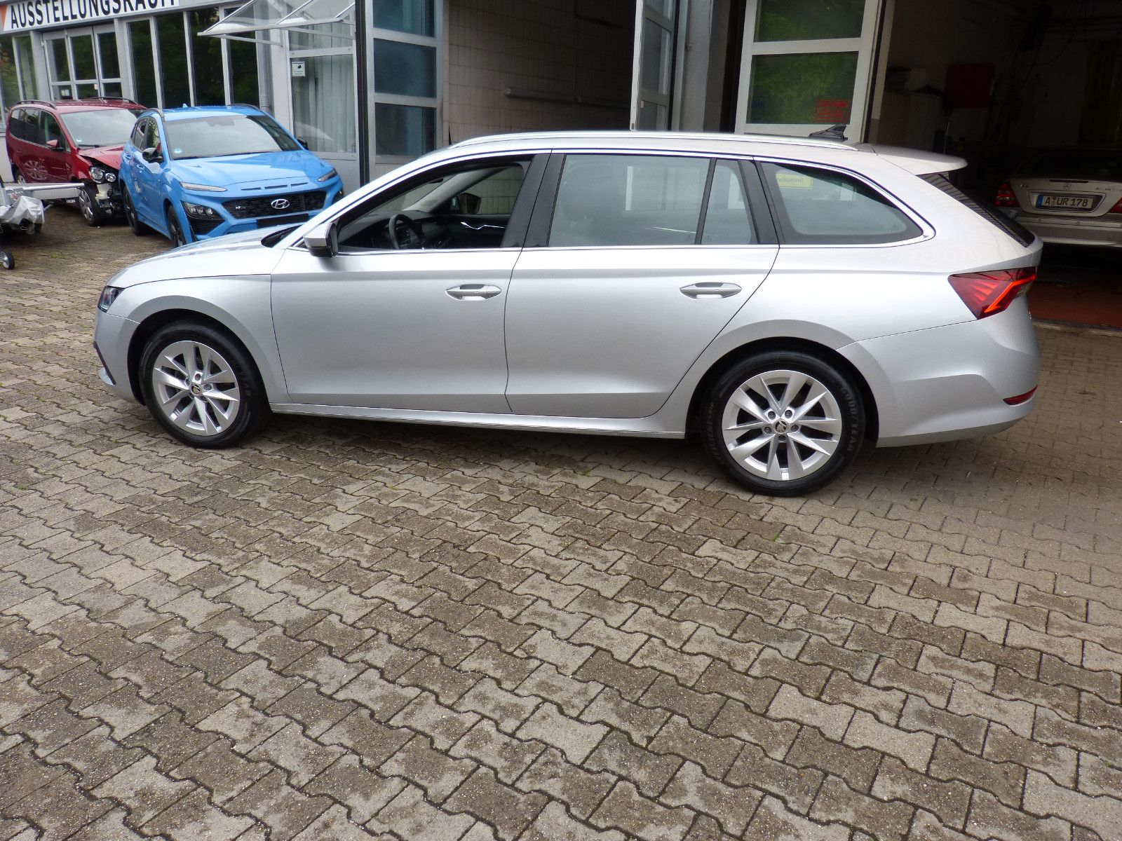 Skoda Octavia Combi Style DSG - Samsaru's Car Outlet