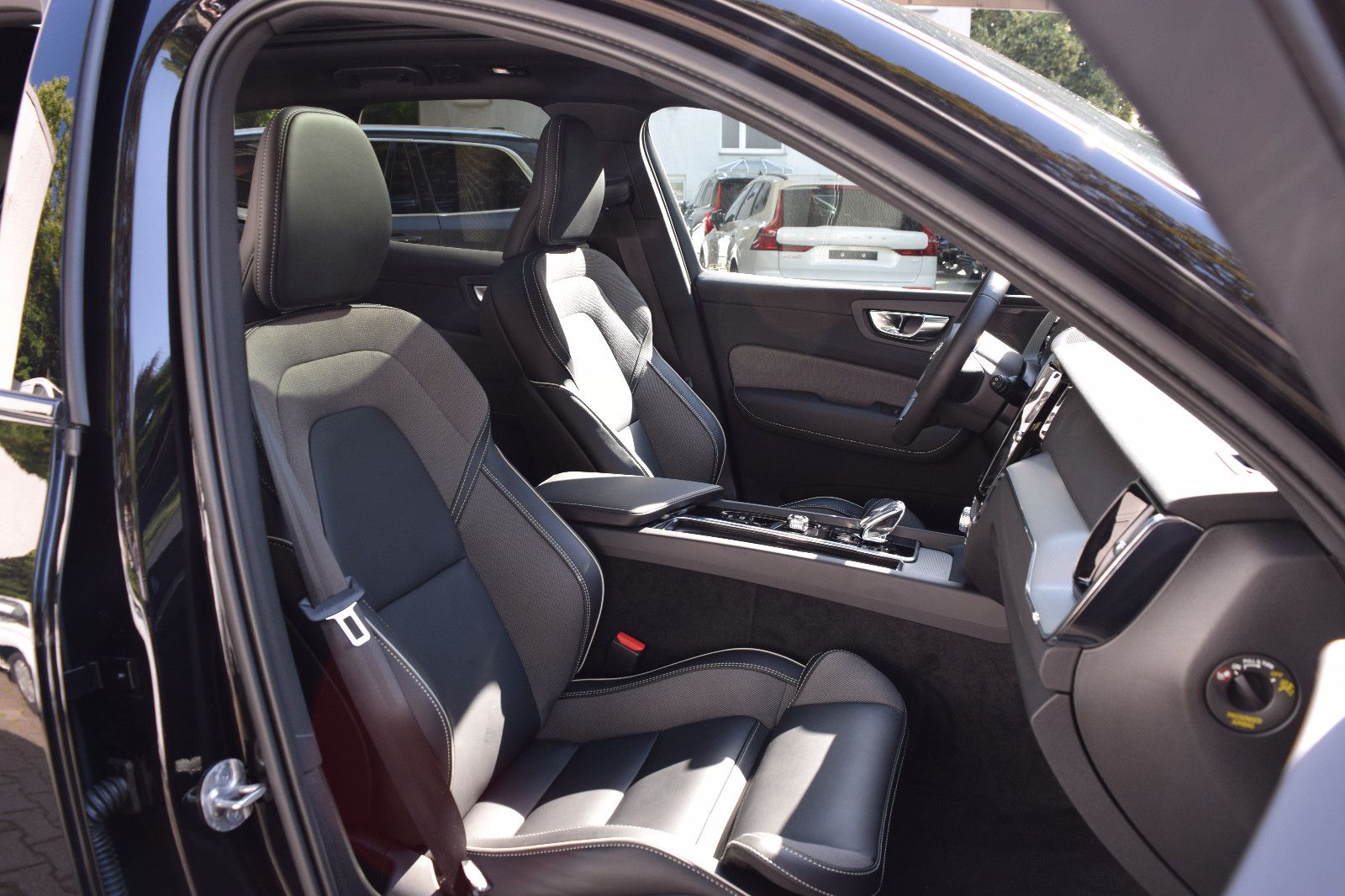 Volvo XC60 T6 AWD Black Edition - Samsaru's Car Outlet
