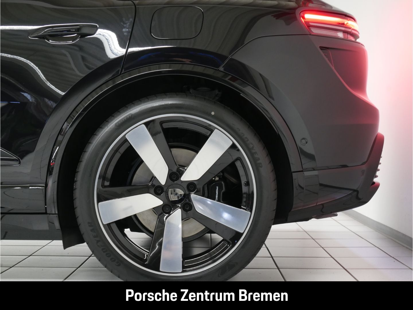 Porsche Macan Electric Turbo Sportpaket - Samsaru's Car Outlet