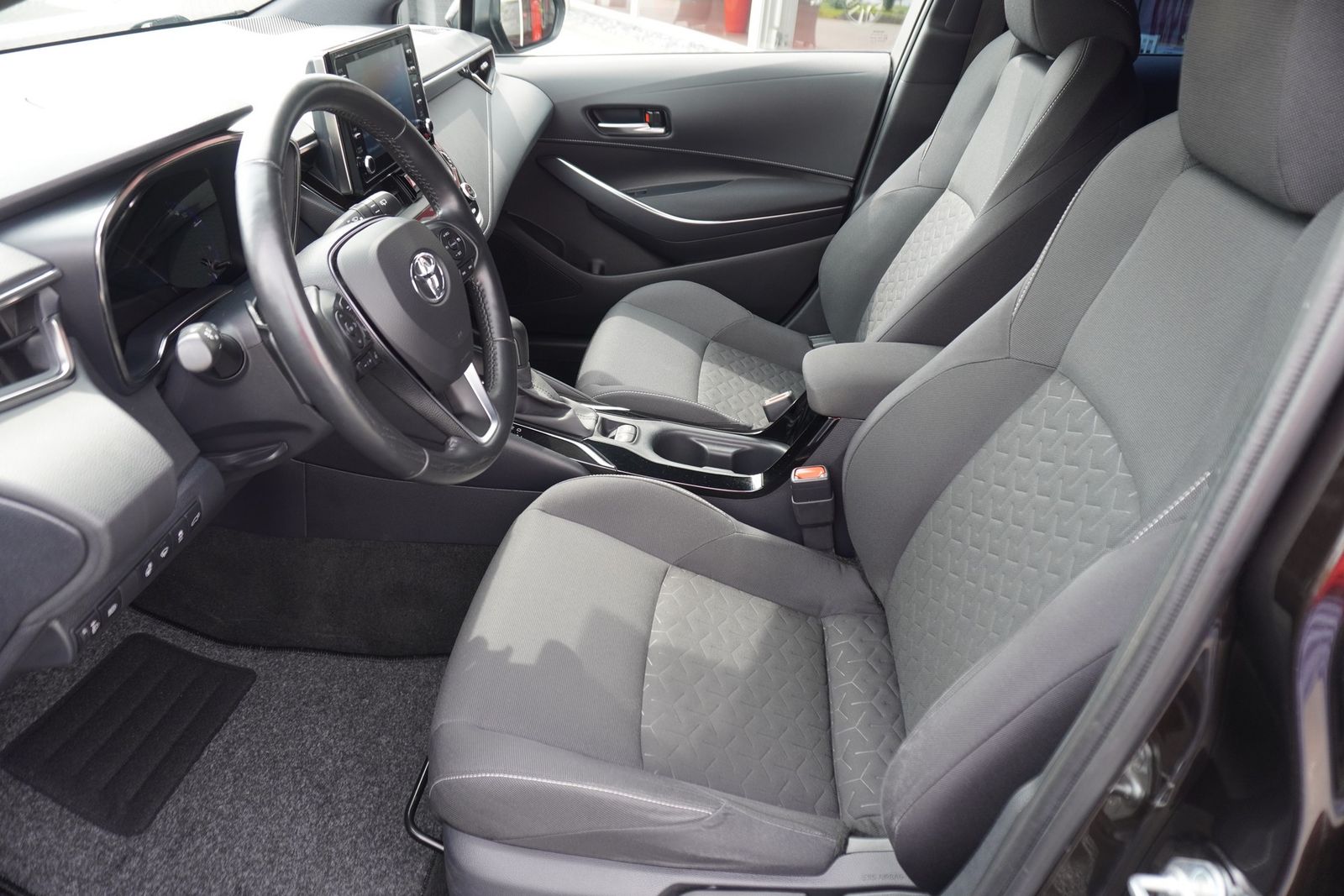 Toyota Corolla 2.0 Hybrid Lounge - Samsaru's Car Outlet