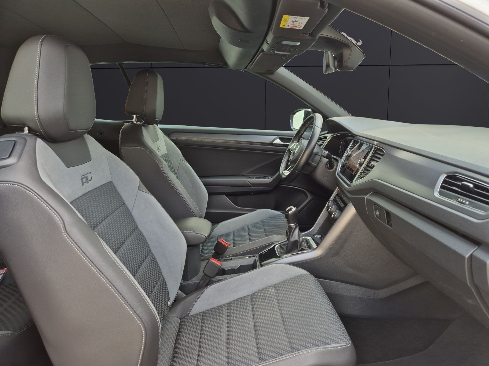 Volkswagen T-Roc TSI R-Line - Samsaru's Car Outlet