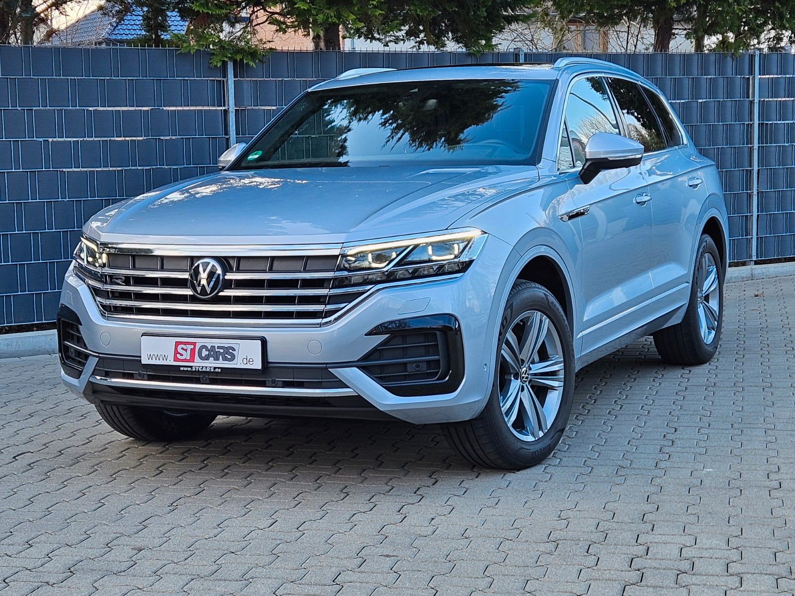 Volkswagen Touareg R-Line 4Motion - Samsaru's Car Outlet