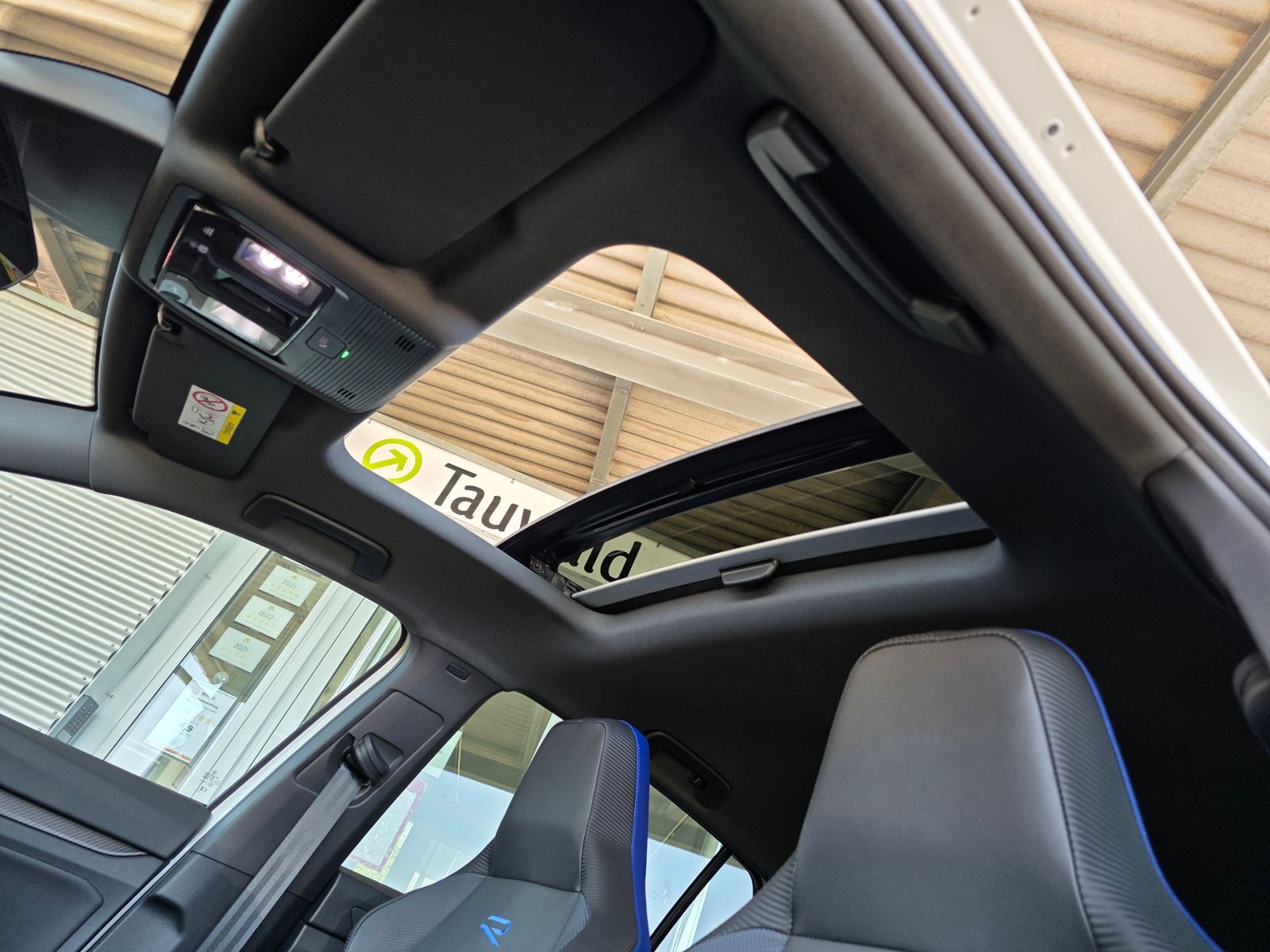 Volkswagen Golf VIII R 2.0 TSI DSG - Samsaru's Car Outlet