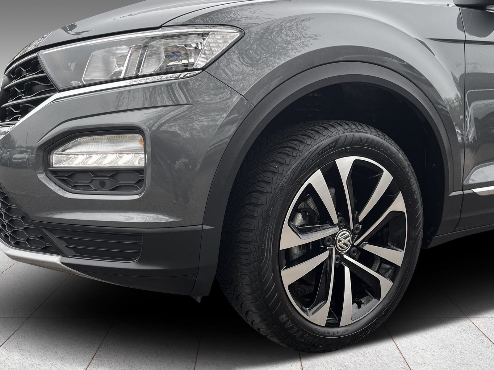 Volkswagen T-Roc 1.5 TSI United - Samsaru's Car Outlet