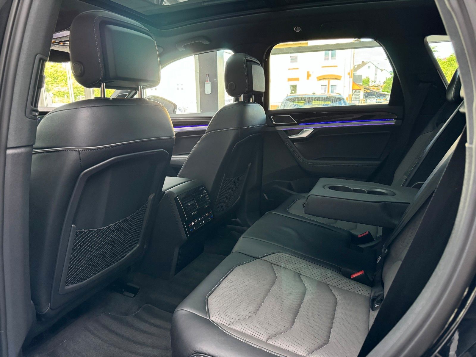 Volkswagen R-Line - Samsaru's Car Outlet