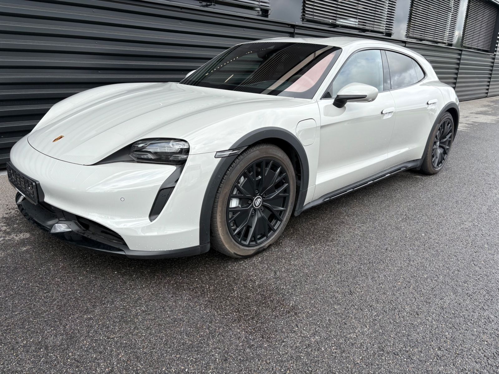 Porsche Taycan  Turbo  -Cross Turismo-1.HAND