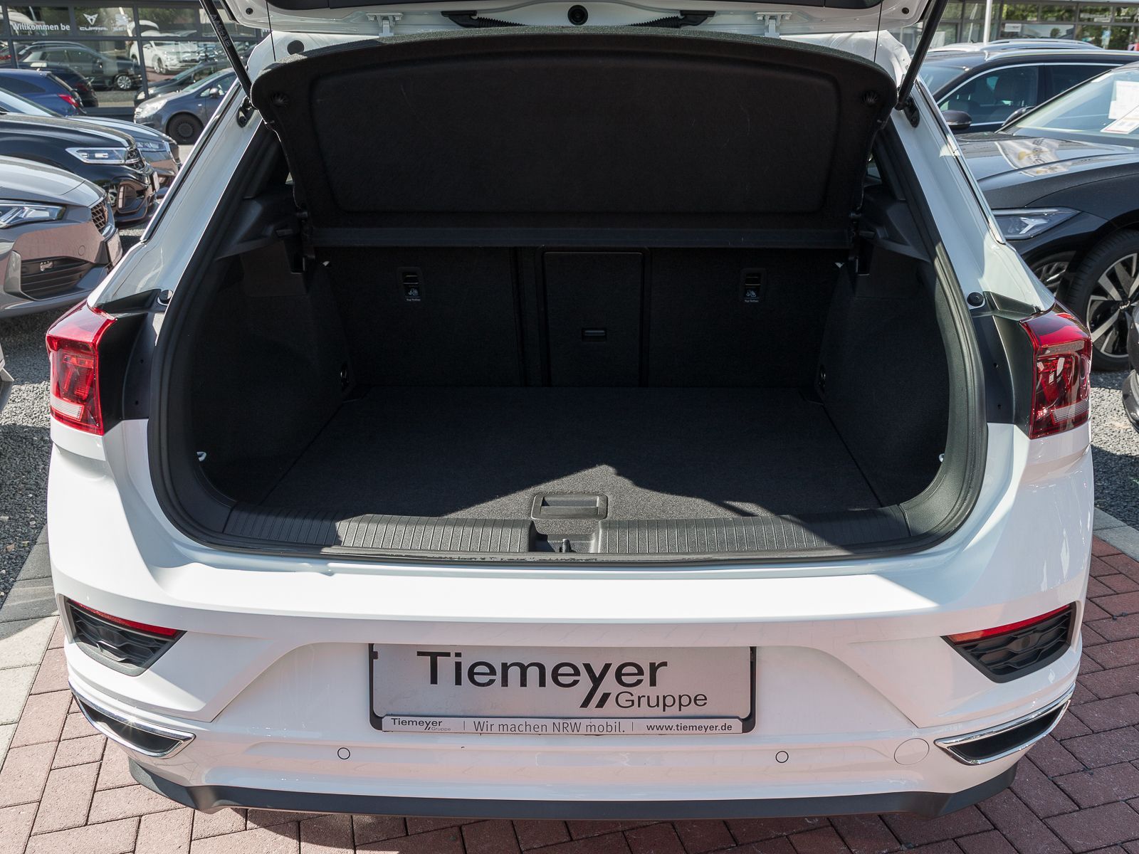 Volkswagen T-Roc 2.0 TSI DSG 4M R-LINE - Samsaru's Car Outlet