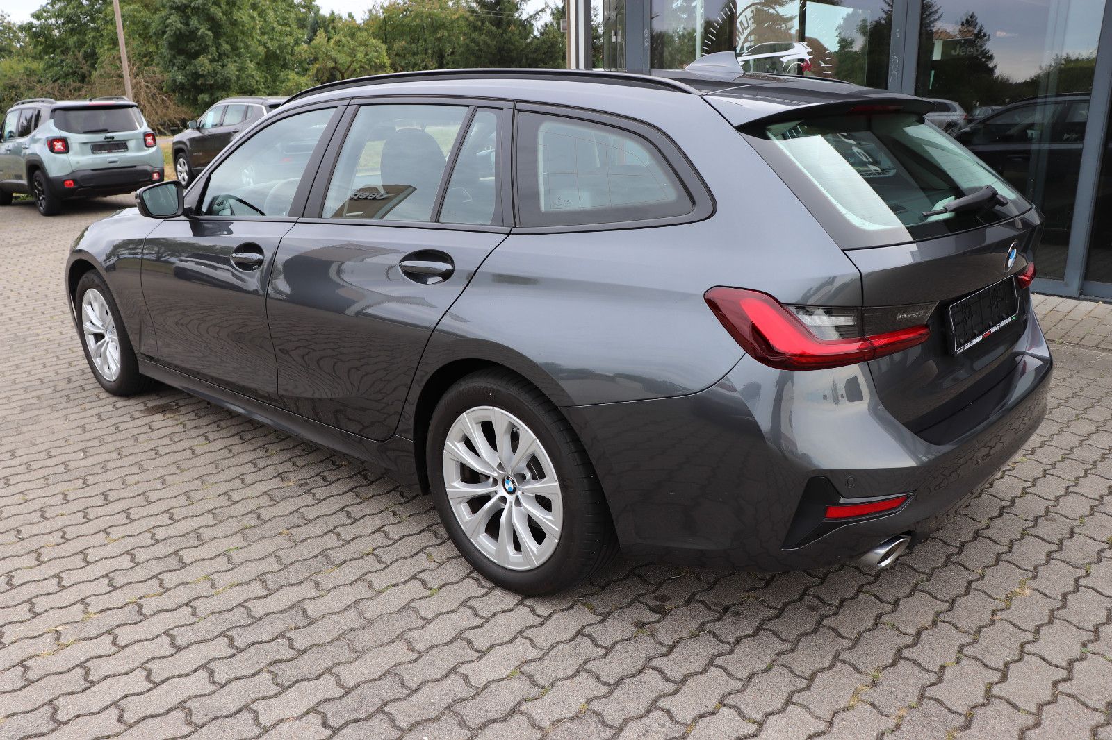 BMW 320i Touring Advantage - Samsaru's Car Outlet
