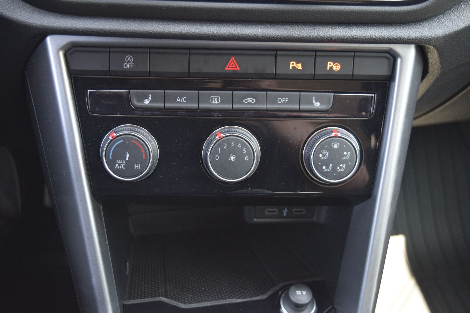 Volkswagen T-Roc Life - Samsaru's Car Outlet