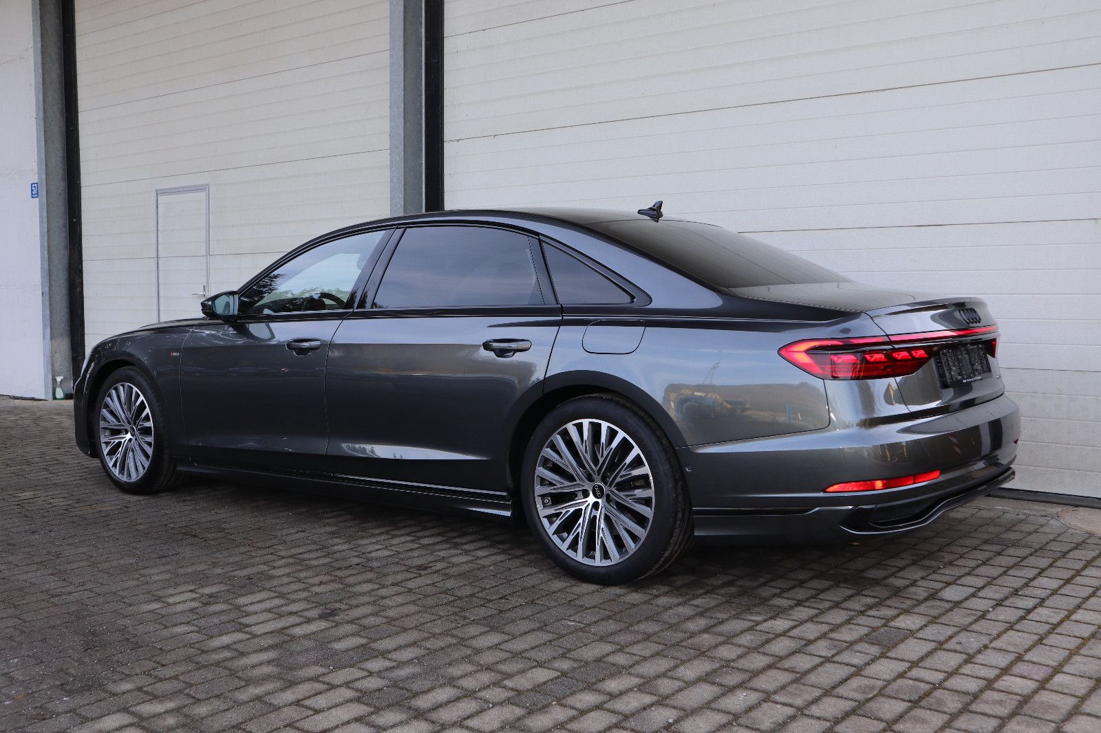 Audi A8L 60 TFSIe lang exclusive - Samsaru's Car Outlet
