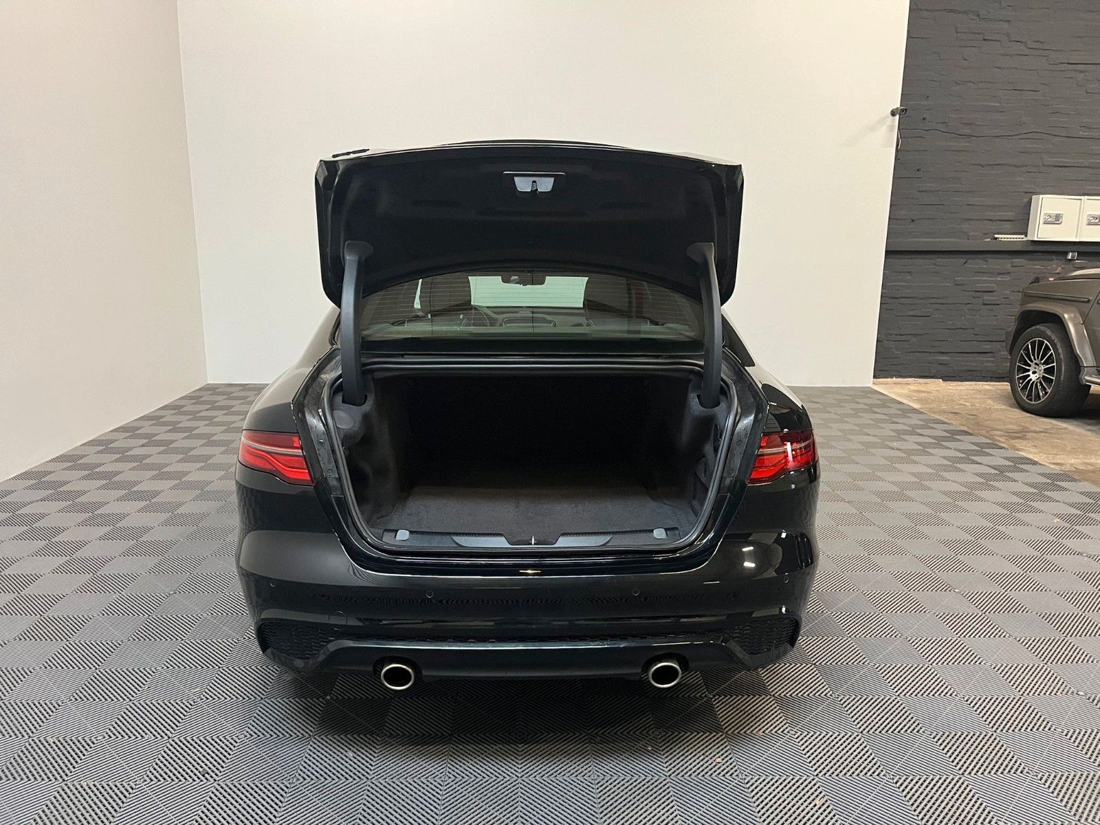 Jaguar XE P250 R-Dynamic Black *ACC-HuD-LED-360°*