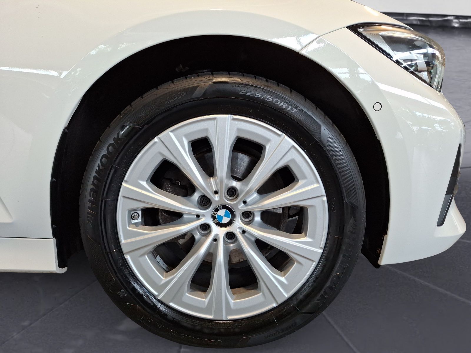 BMW 320d xDrive Touring Advantage - Samsaru's Car Outlet
