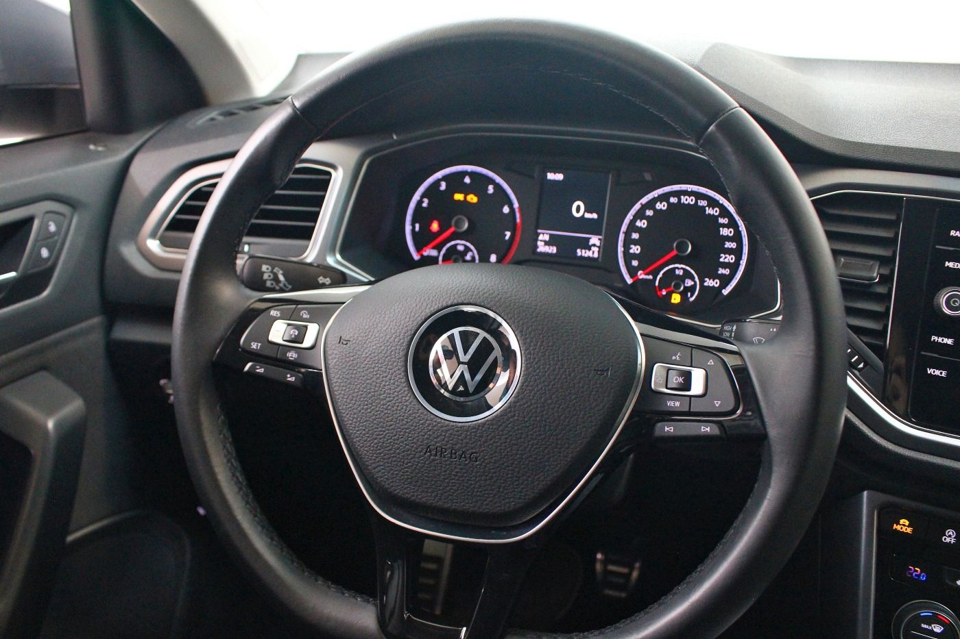 Volkswagen T-Roc 1.5 TSI Active - Samsaru's Car Outlet