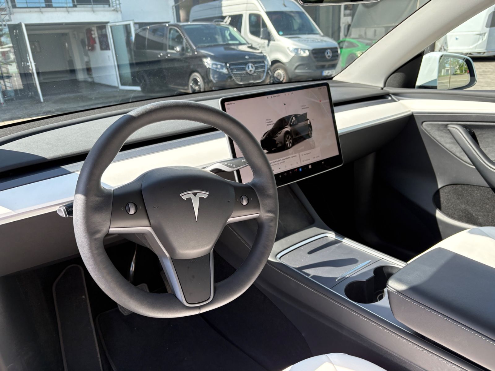 Tesla Model Y RWD Innen weiß