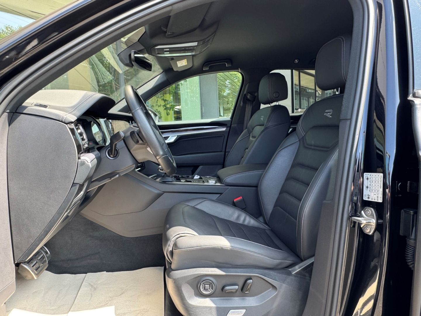 Volkswagen Touareg 4Motion 3.0 V6 TDI R-Line - Samsaru's Car Outlet