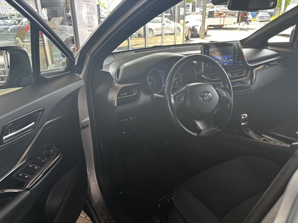 Toyota C-HR Hybrid - Samsaru's Car Outlet