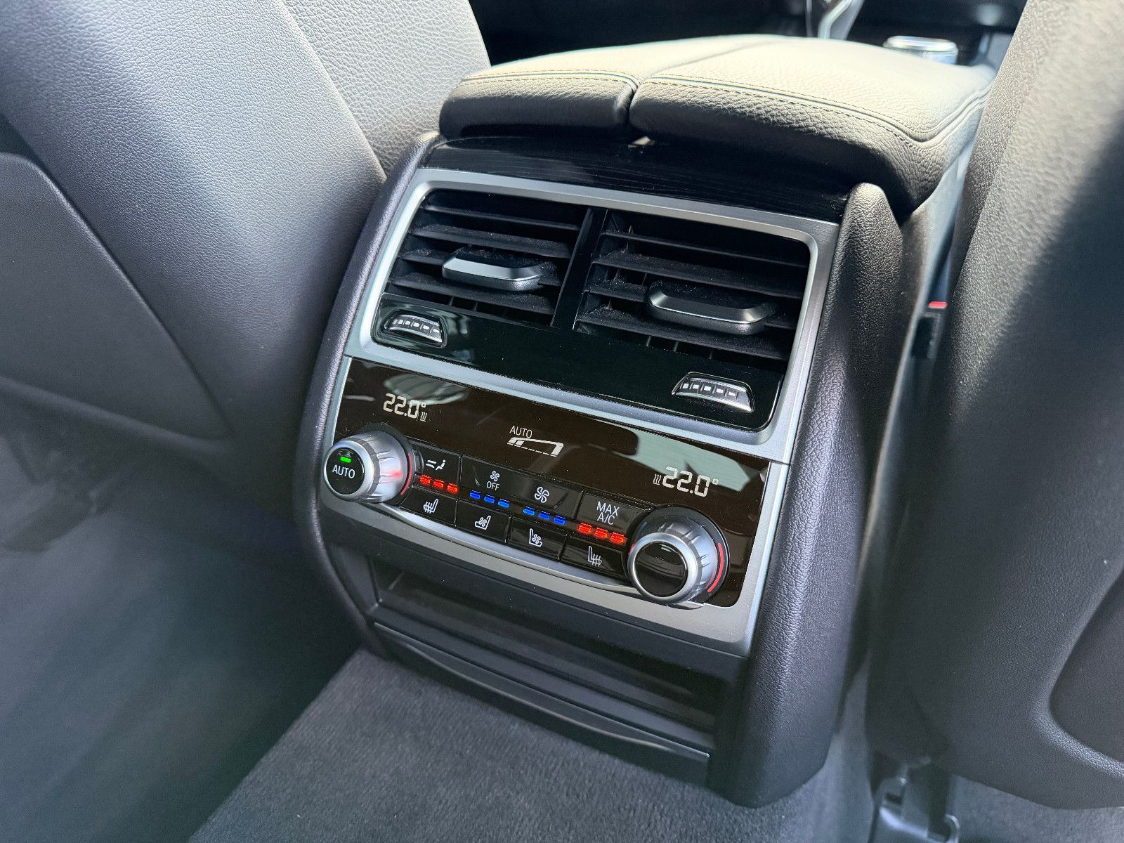BMW 750ixDrive M-SPORT/MASSAGE/AHK/NIGHTV./LASER/H&K