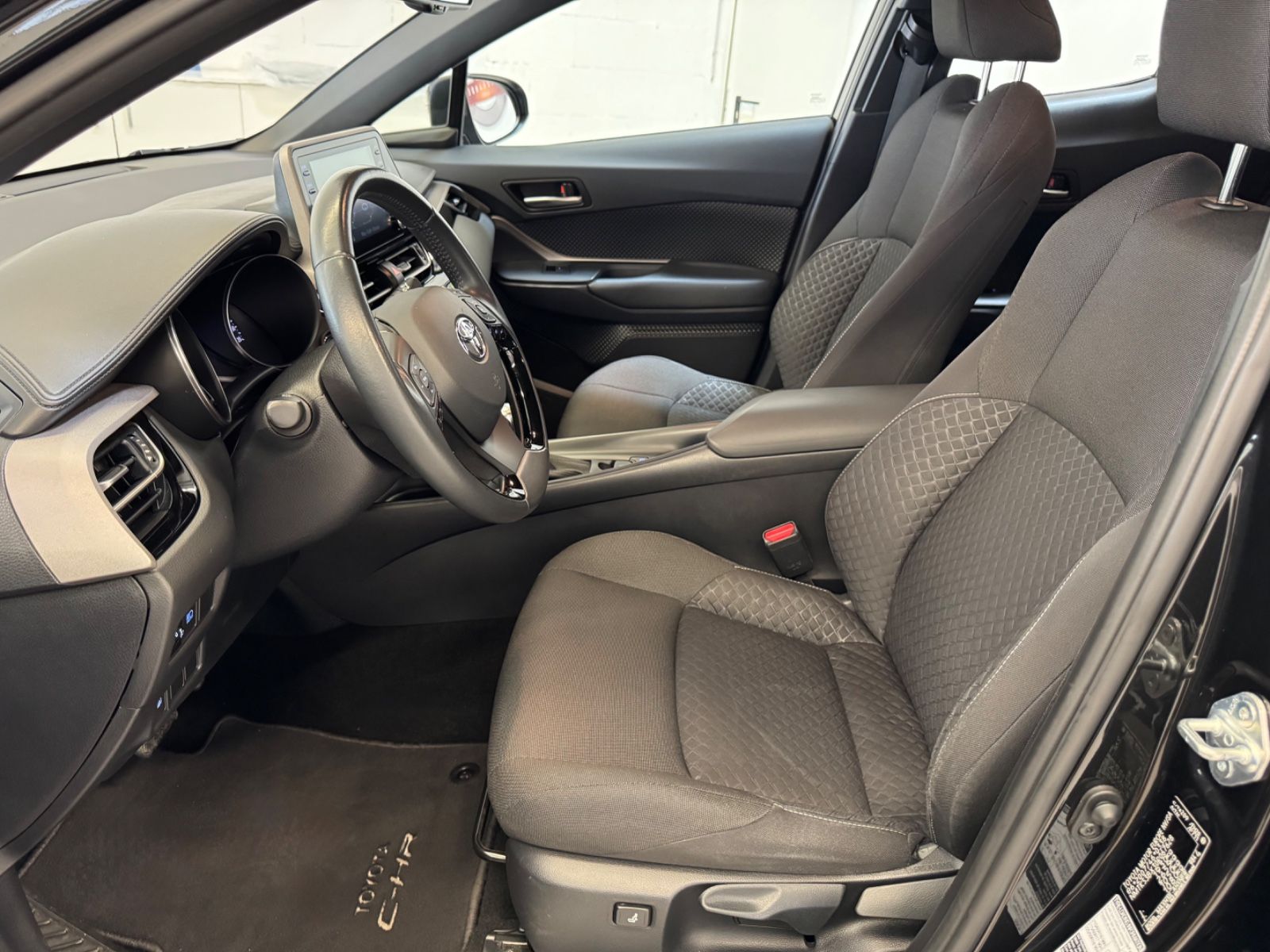 Toyota C-HR 2.0 Hybrid Business Edition - Samsaru's Car Outlet