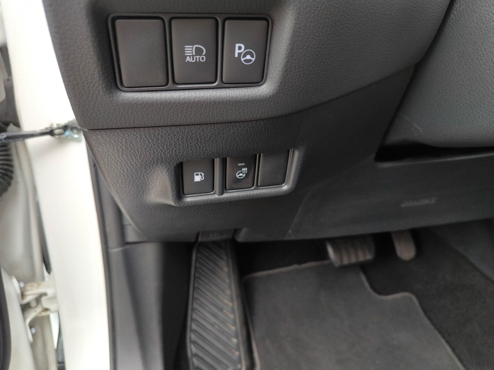 Toyota C-HR Hybrid Lounge - Samsaru's Car Outlet