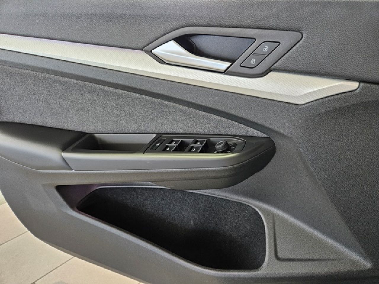 Volkswagen Golf 1.5 eTSI Move DSG - Samsaru's Car Outlet