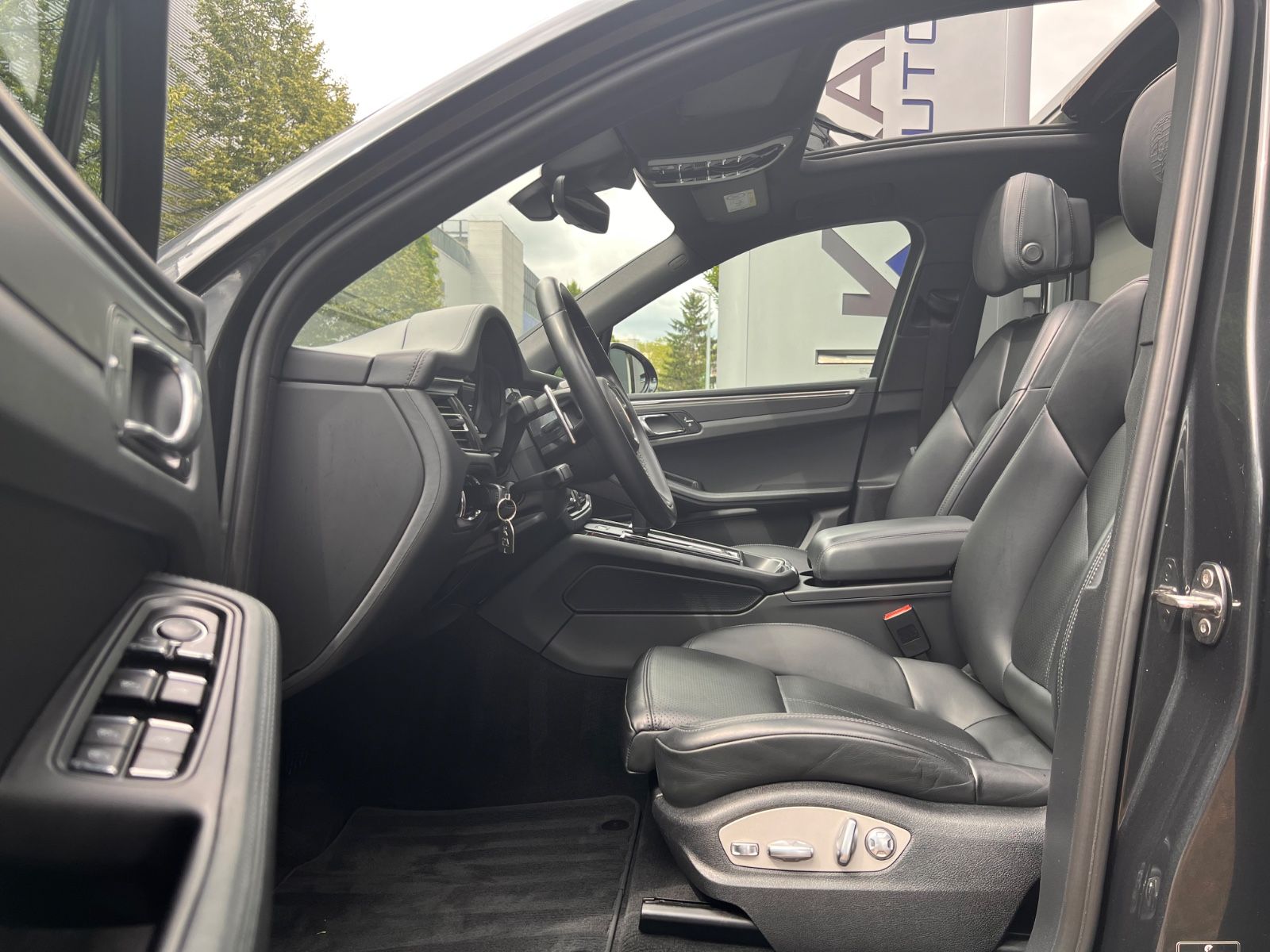 Porsche Macan III Exclusive - Samsaru's Car Outlet