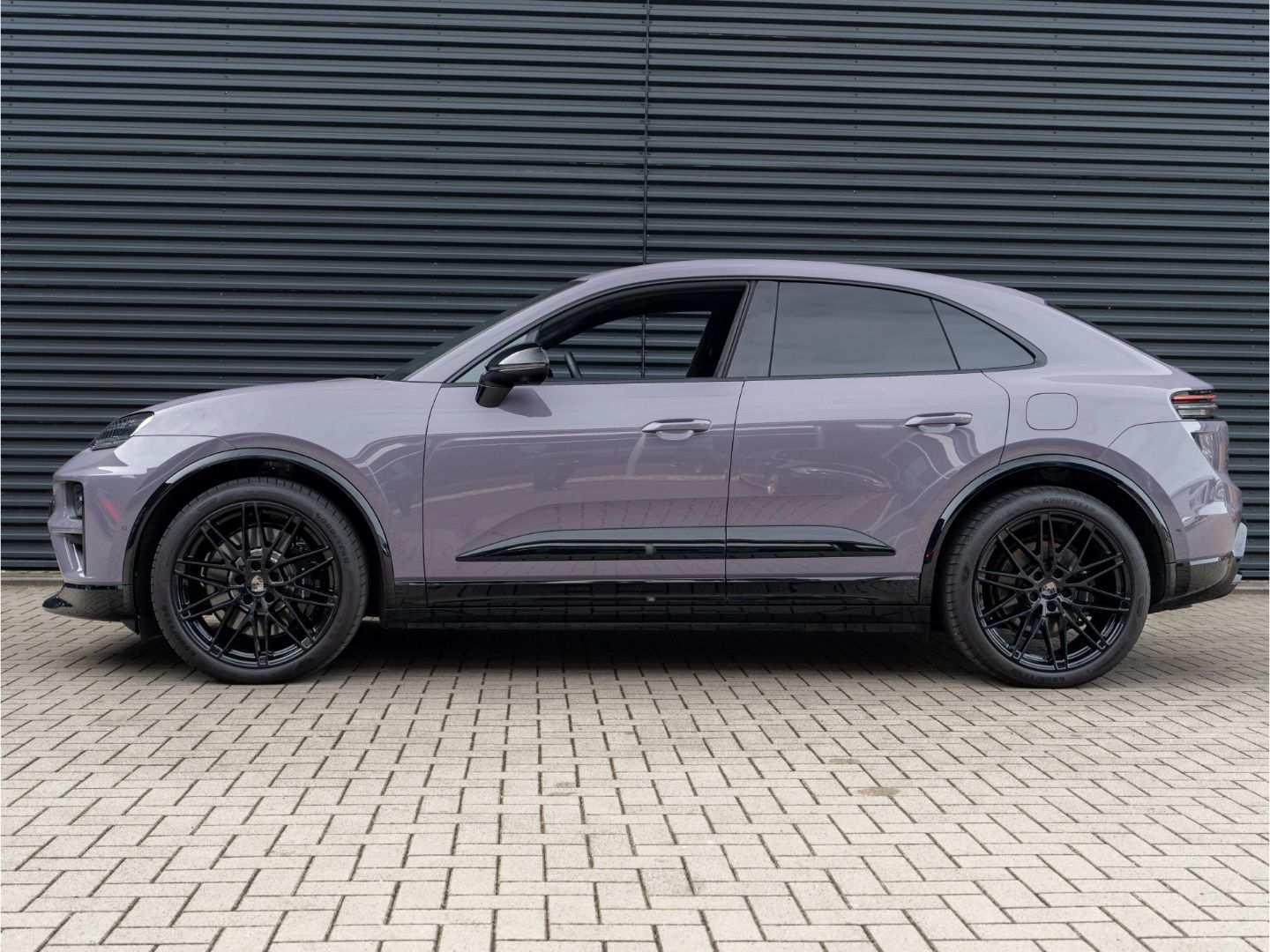 Porsche Macan Electric Turbo Matrix LED Beifahrerdisplay