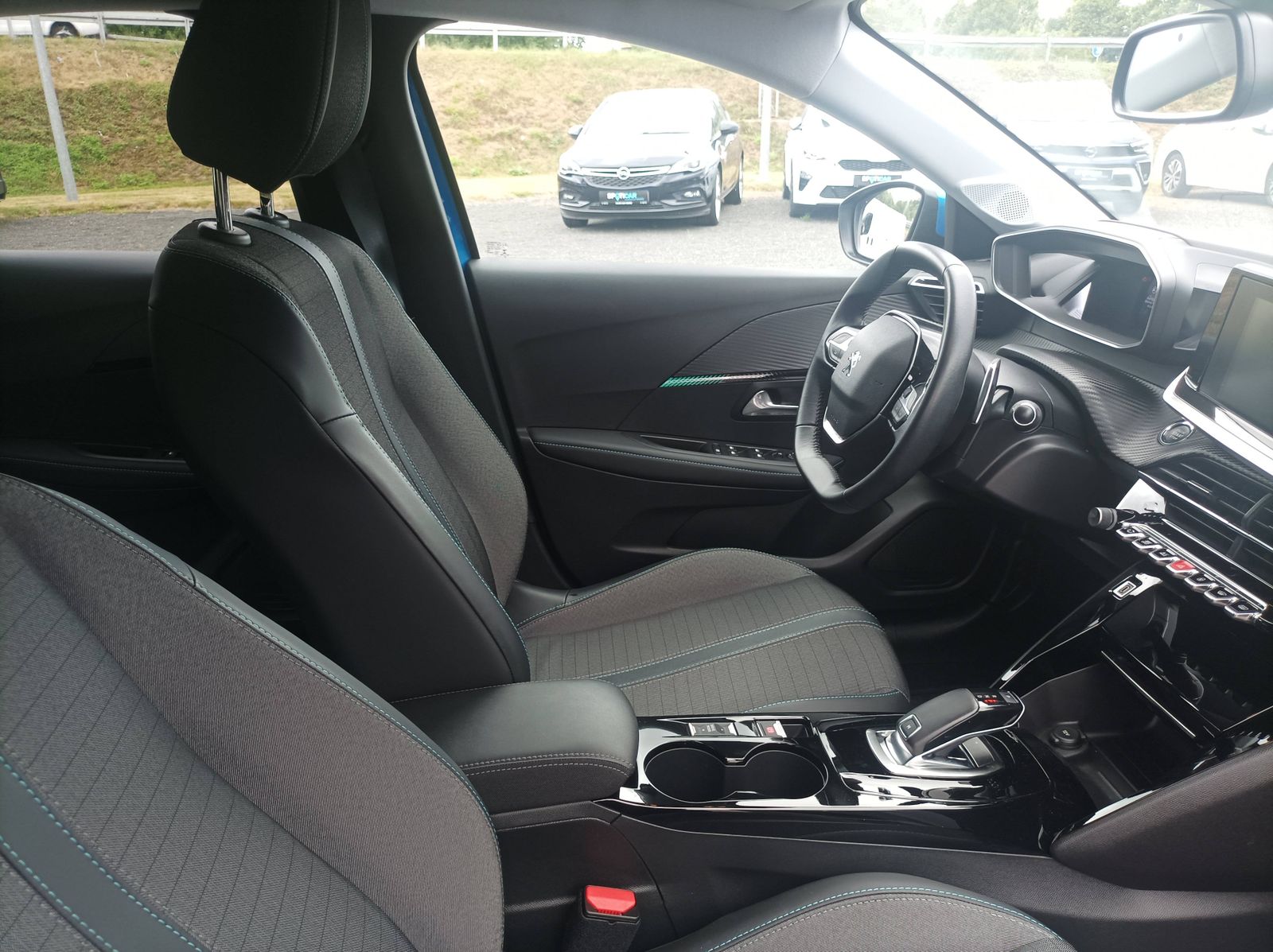 Peugeot 208 Allure 100 Automatik - Samsaru's Car Outlet