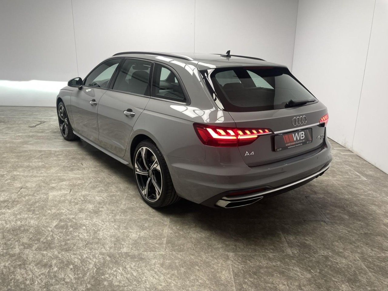 Audi A4 Avant 45 TFSI quattro S-line - Samsaru's Car Outlet