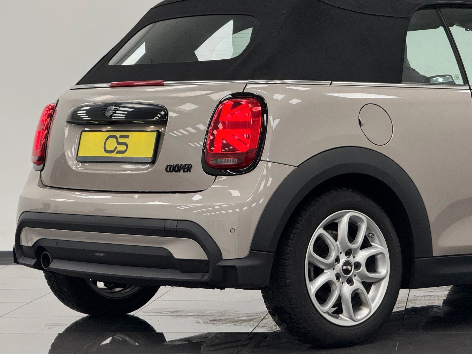 MINI Cabrio Cooper - Samsaru's Car Outlet