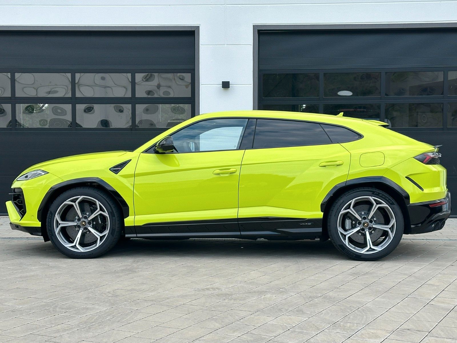 Lamborghini Urus - Samsaru's Car Outlet