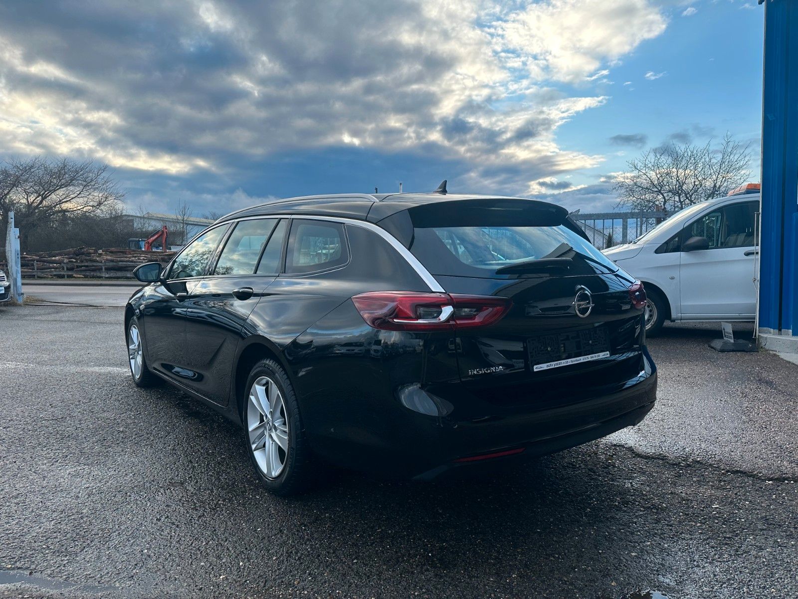 Opel Insignia B Sports Tourer Business - Samsaru's Car Outlet