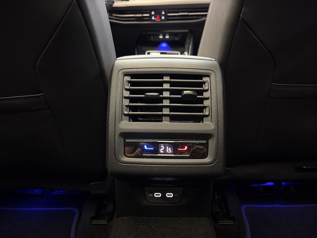 Volkswagen Golf Variant R 2.0 TSI 4Motion Matrix+Pano+HuD