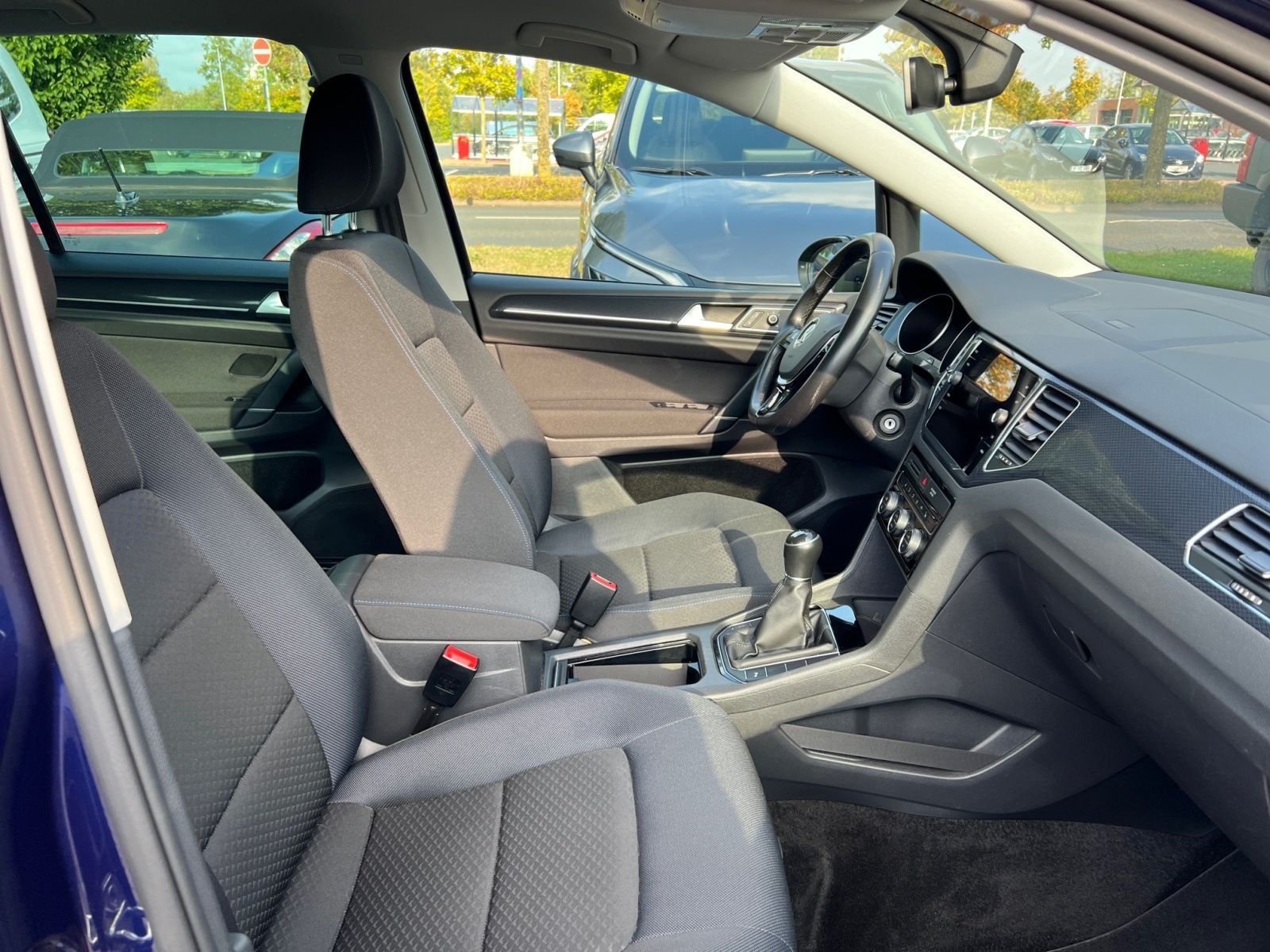Volkswagen Golf Sportsvan VII e - Samsaru's Car Outlet