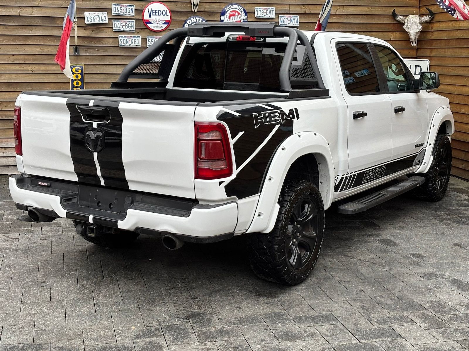 Dodge RAM 1500 Laramie 5,7L 4x4 AHK LPG12´´ Navi Bügel