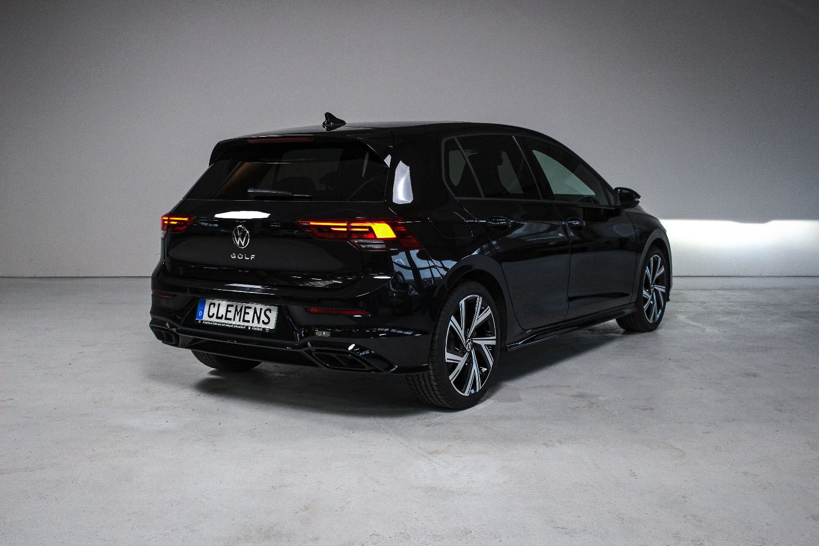 Volkswagen Golf R-Line Black - Samsaru's Car Outlet