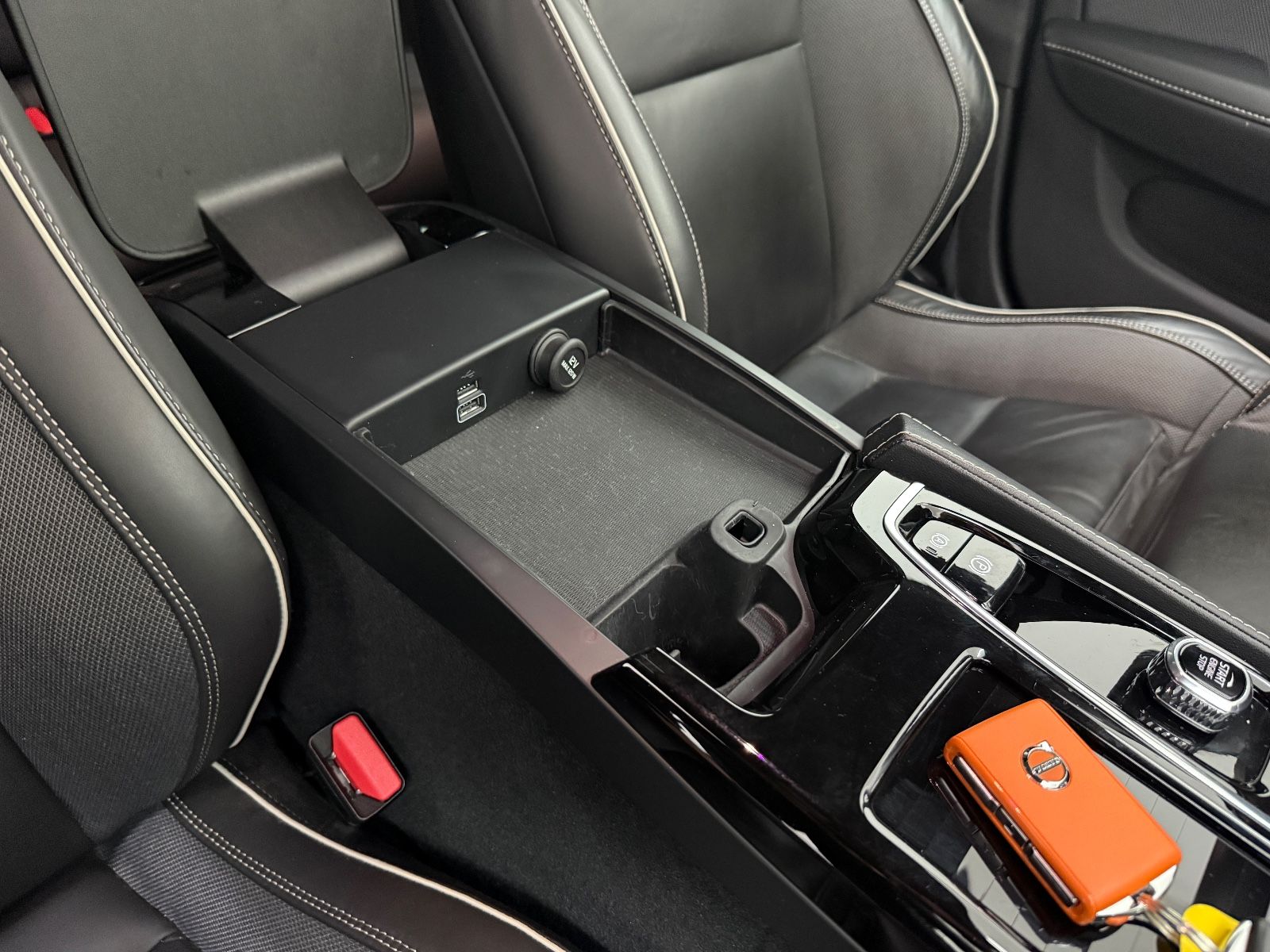 Volvo V60 Kombi Plus Dark Recharge Plug-In Hybrid AWD