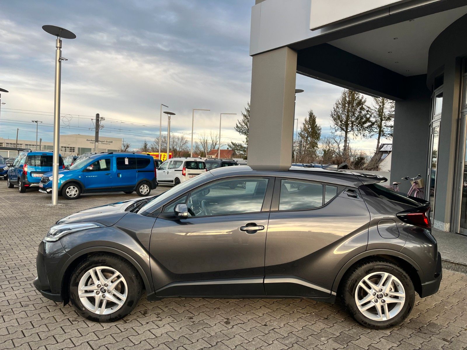Toyota C-HR 1.8l VVT-i Hybrid - Samsaru's Car Outlet