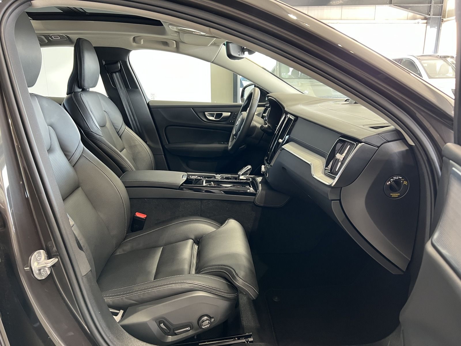 Volvo S60 T8 Ultimate Dark Recharge AWD Massage B&W