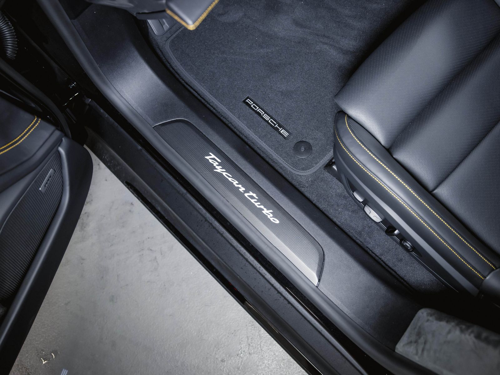 Porsche Taycan Turbo Sport Turismo SportDesign Paket