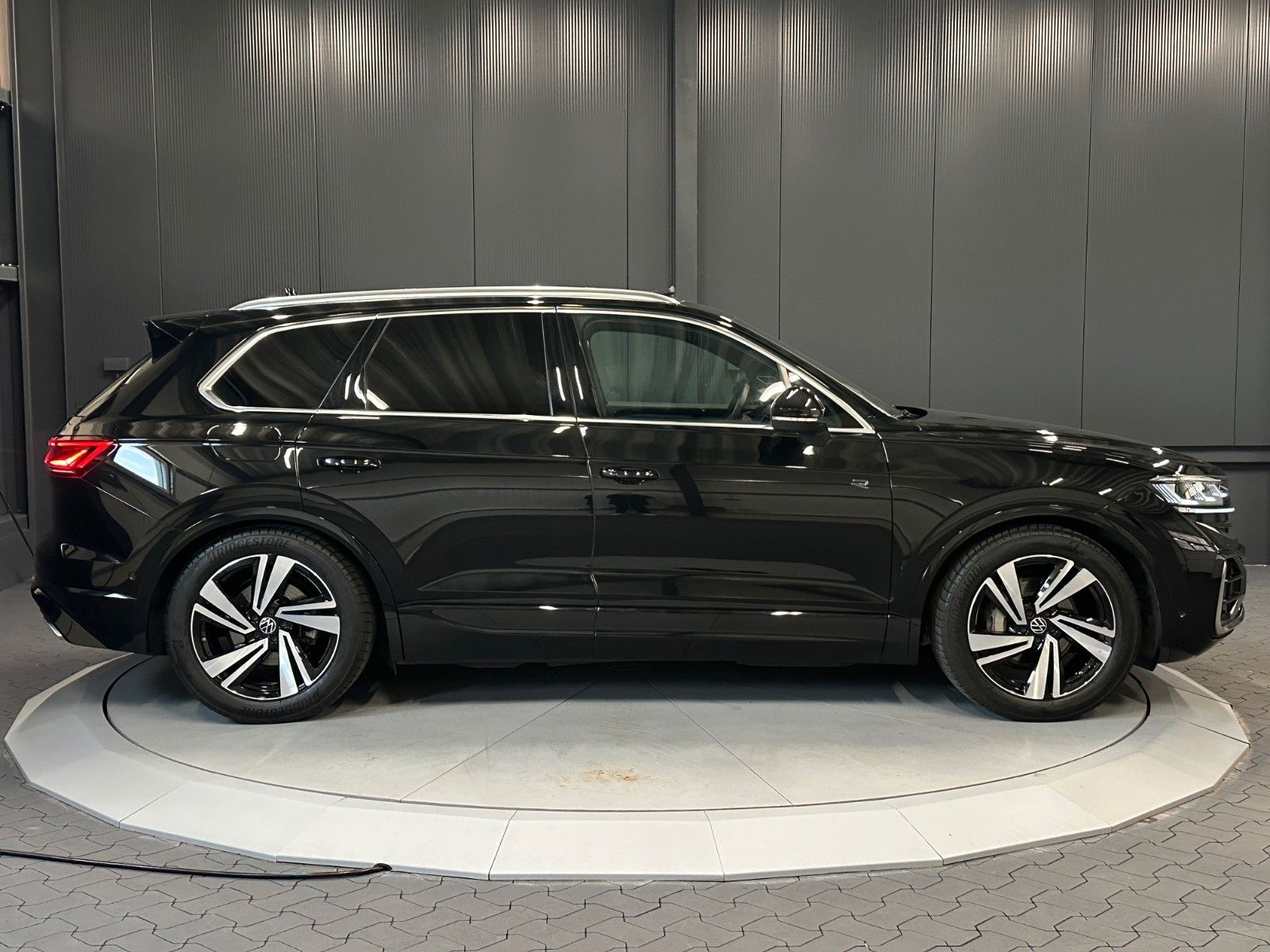 Volkswagen Touareg R-Line 4M - Samsaru's Car Outlet