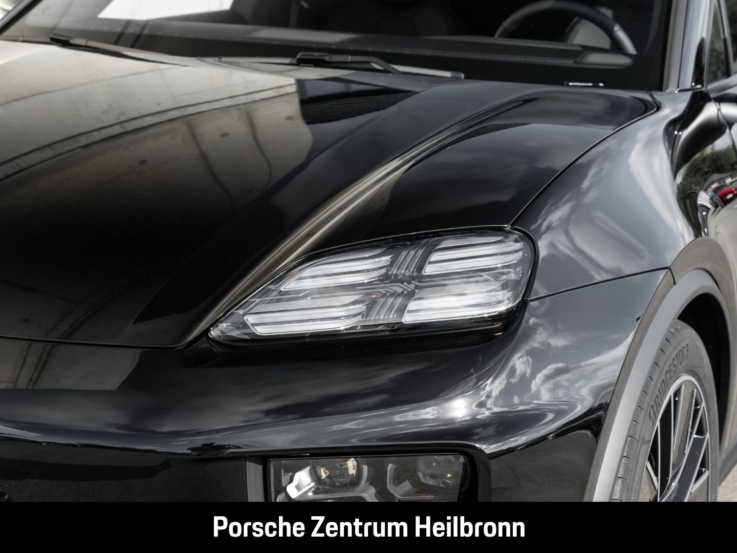 Porsche Macan 4 Surround-View LED-Matrix Abstandstempoma