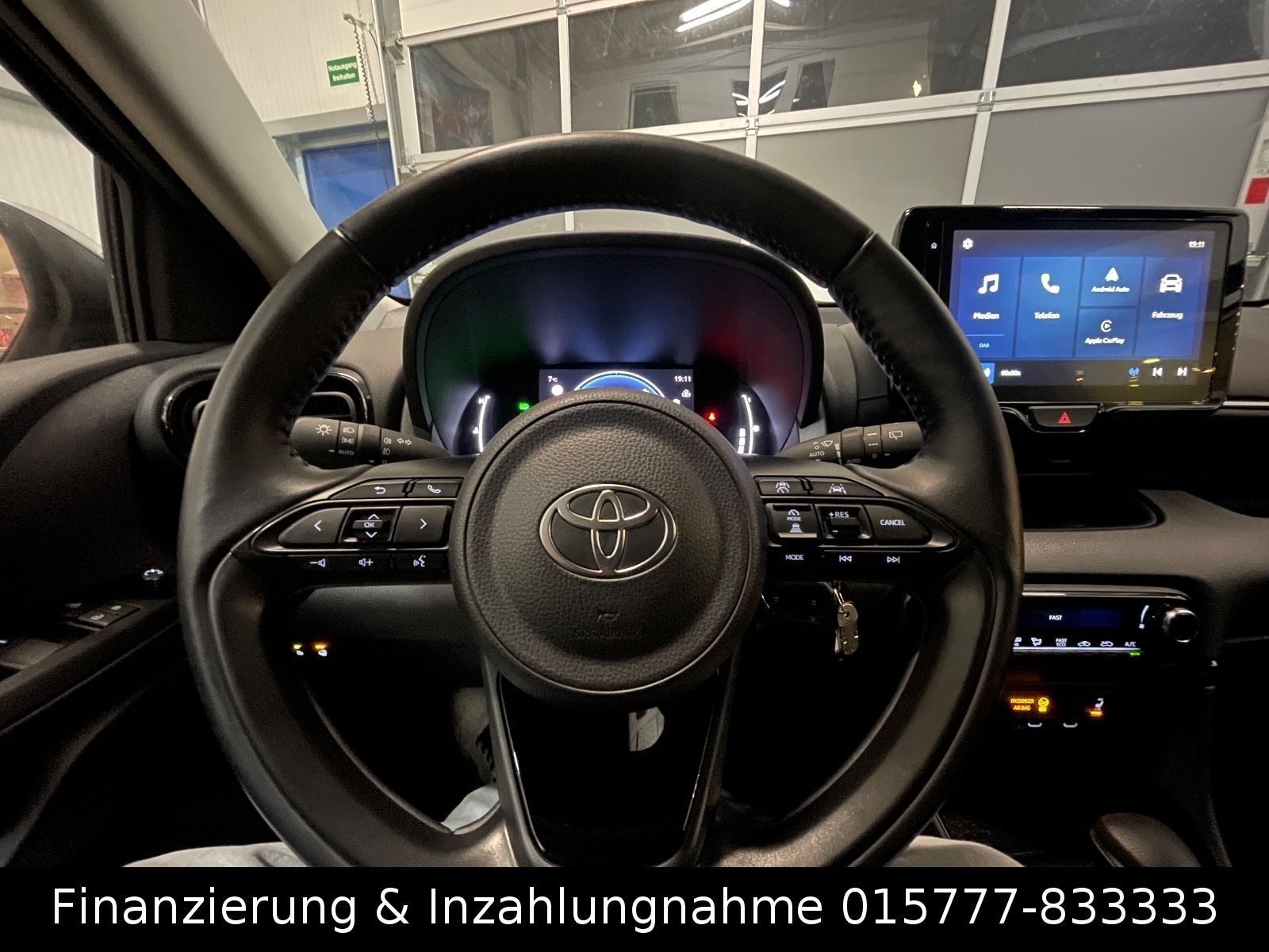 Toyota Yaris Hybrid Style LED Navi Apple ACC Kamera