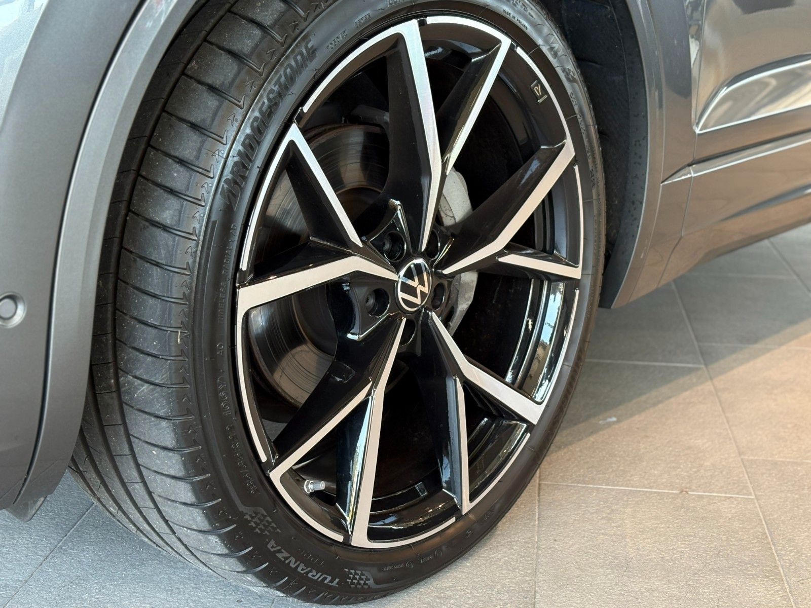Volkswagen Touareg 3.0 TDI R-Line - Samsaru's Car Outlet
