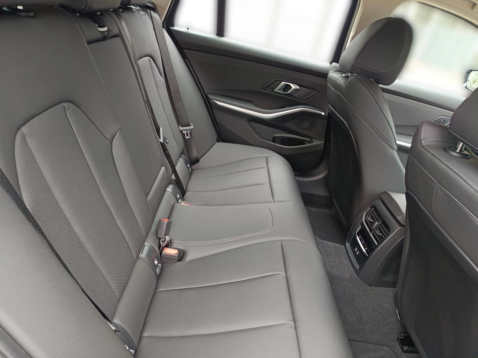 BMW 318i Touring+AHK+LEASING AB 369,-+LIVE COCKPIT P
