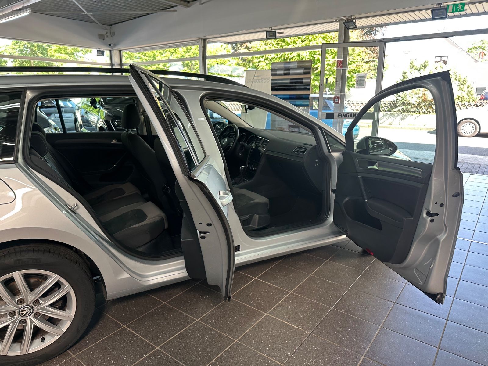 Volkswagen Golf VII 2.0 TDI Var. Comfortline - Samsaru's Car Outlet