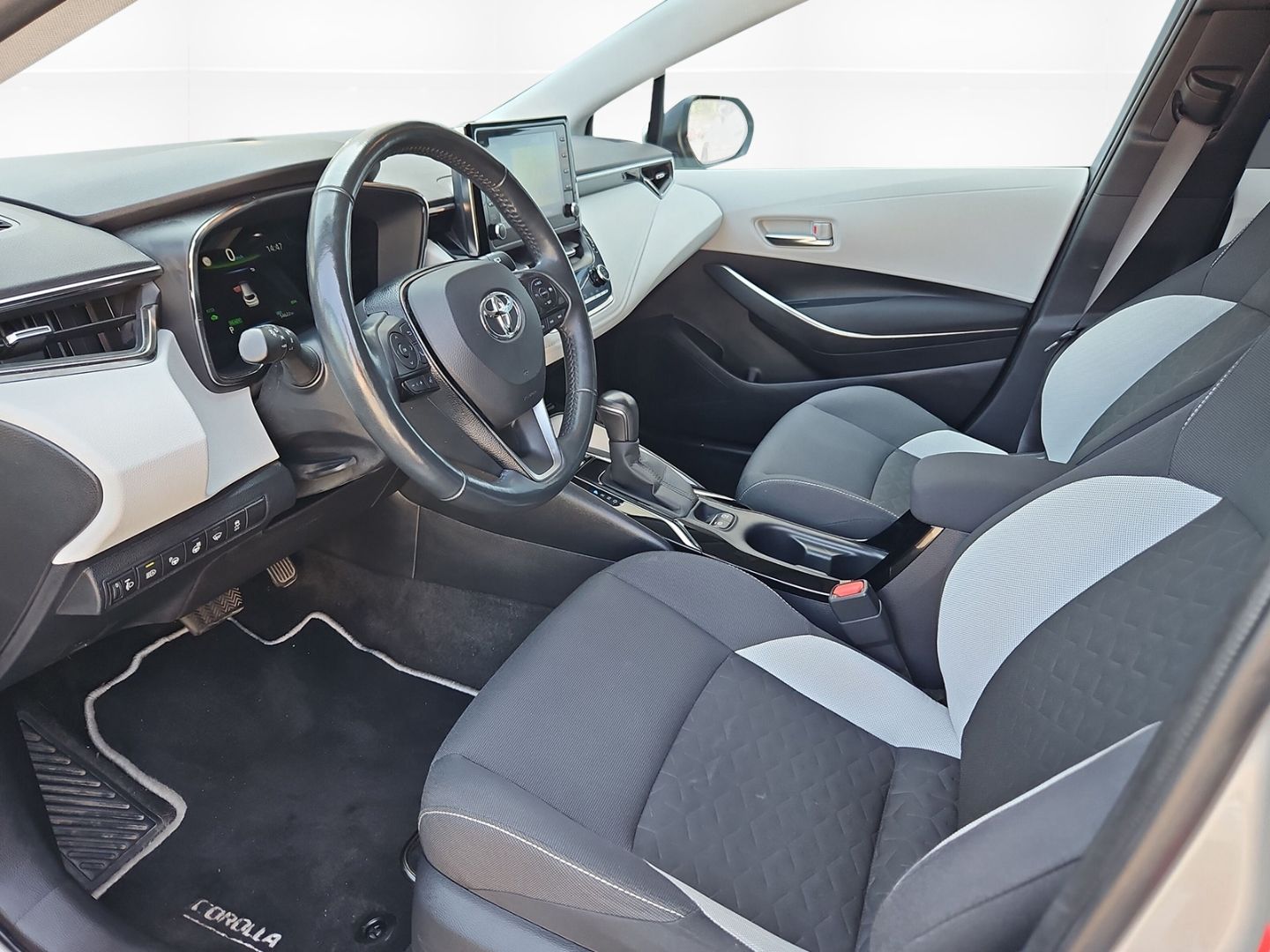 Toyota Corolla Touring Sports 1.8 Hybrid - Samsaru's Car Outlet