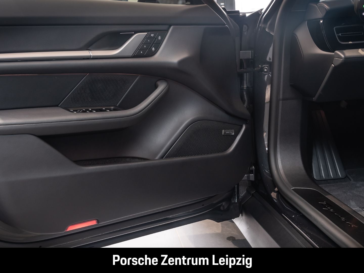 Porsche Taycan 4 Massage Sitzlüftung Bose ACC SportChron